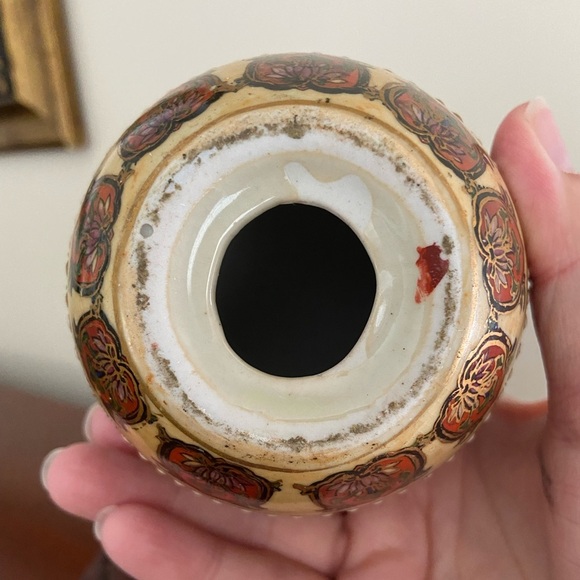 Vintage Japanese Satsuma Moriage style Handpainted Large Egg w/ stand - Picture 6 of 8